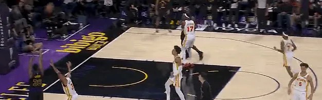 世界杯直播-斯马特底角三分也投进，湖人三分命中率61%领先老鹰20分