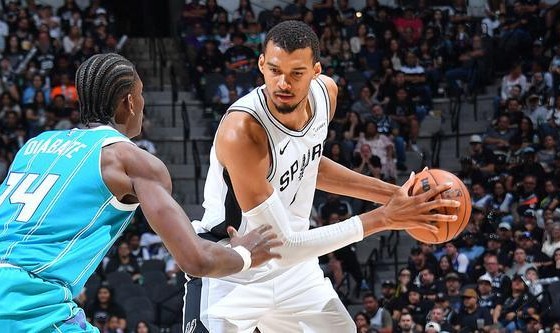 文班亚马32+12+8卡斯尔15+10 马刺主场轻取黄蜂